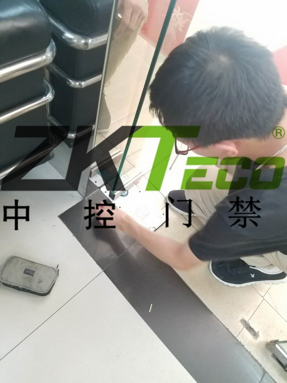 中控門(mén)禁公司在越秀區(qū)更換玻璃門(mén)彈簧，調(diào)維修玻璃門(mén)